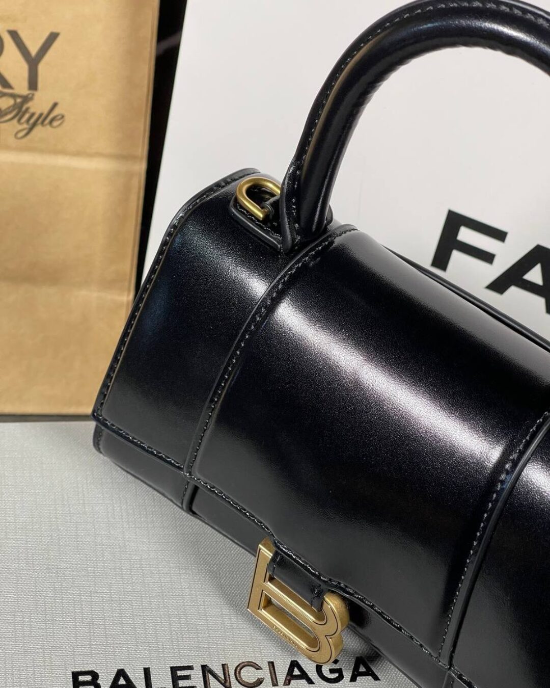 Сумка Balenciaga Hourglass S