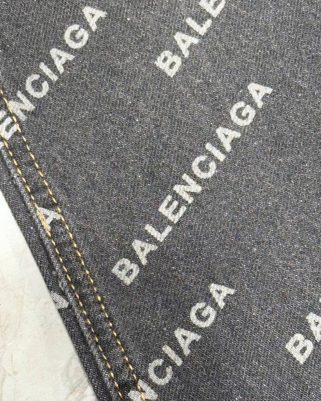 Джинсы Balenciaga