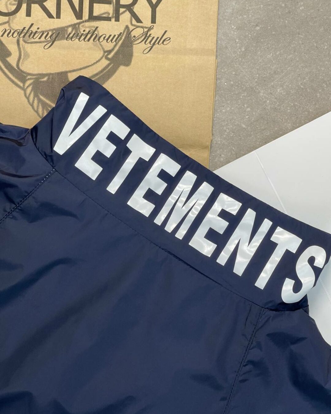 Ветровка Vetements