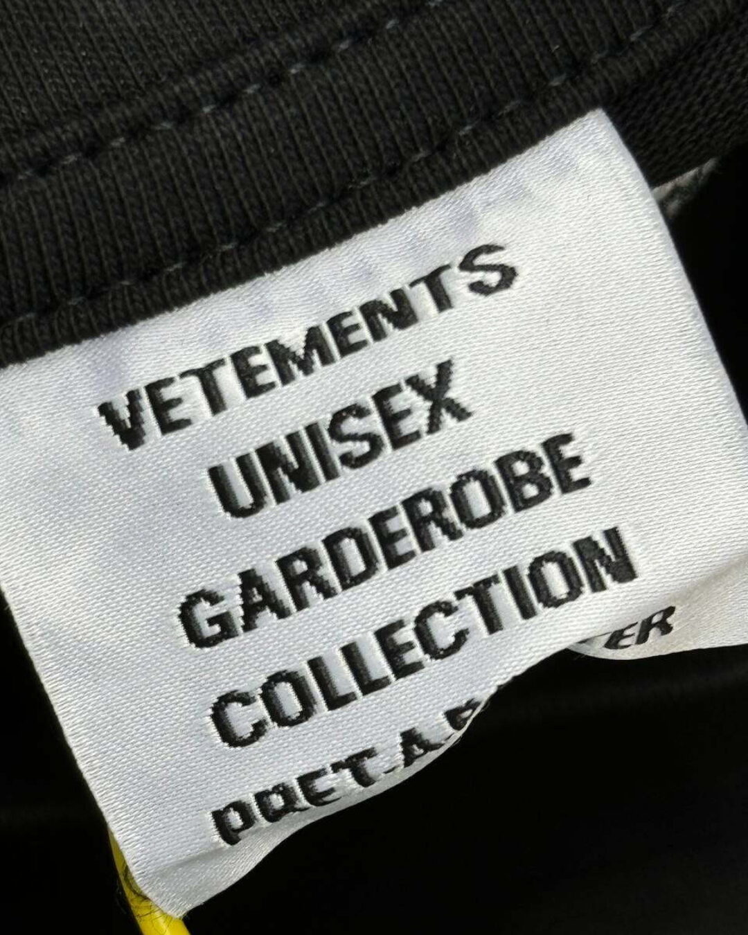 Футболка Vetements Kiss Me Baby