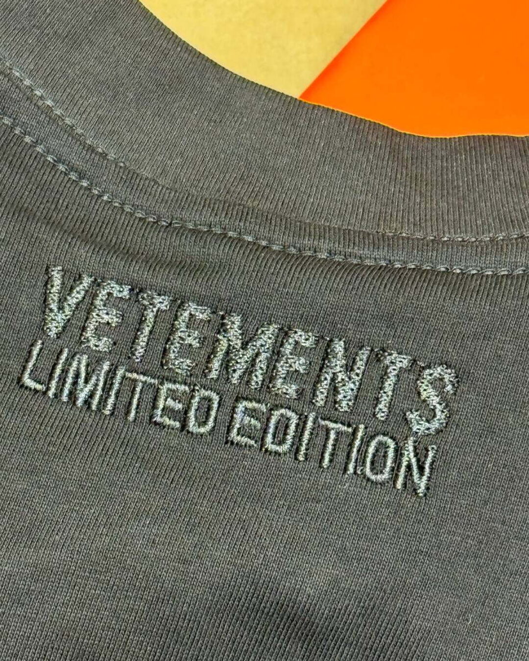 Футболка Vetements Kiss Me Baby