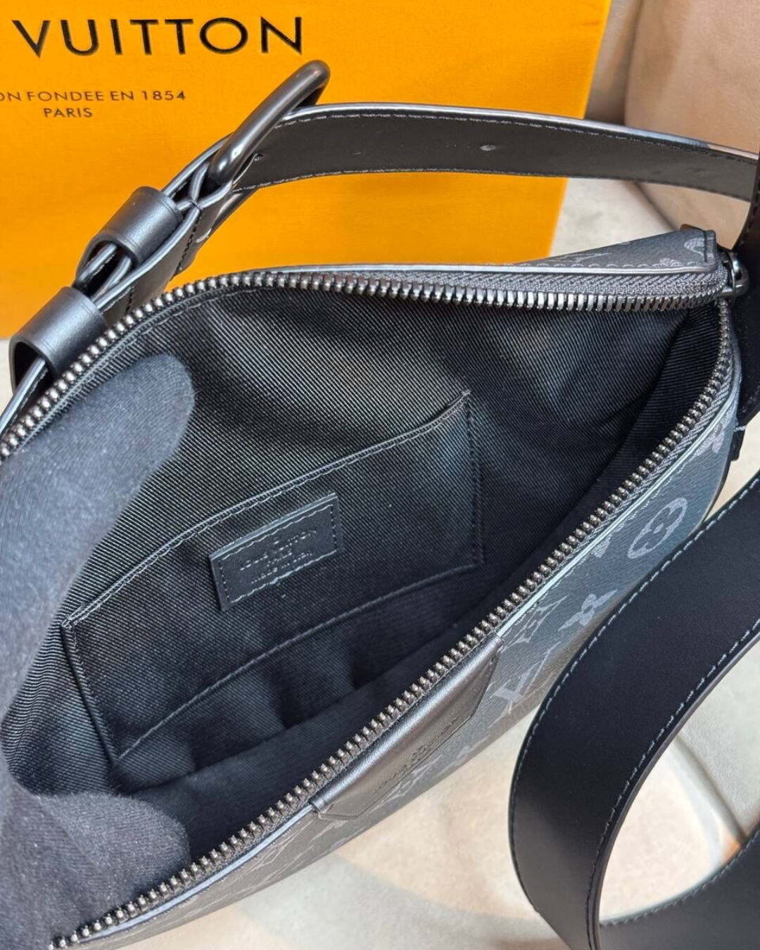 Сумка Louis Vuitton Moon Crossbody