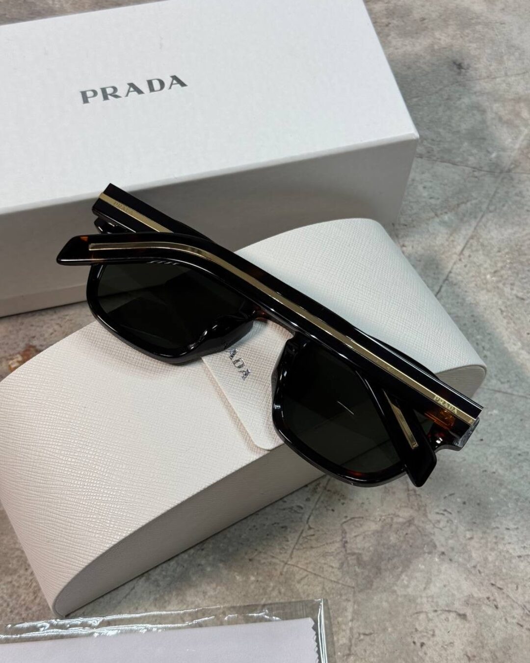 Очки Prada