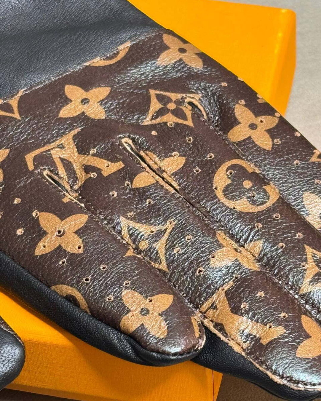 Перчатки Louis Vuitton x Supreme