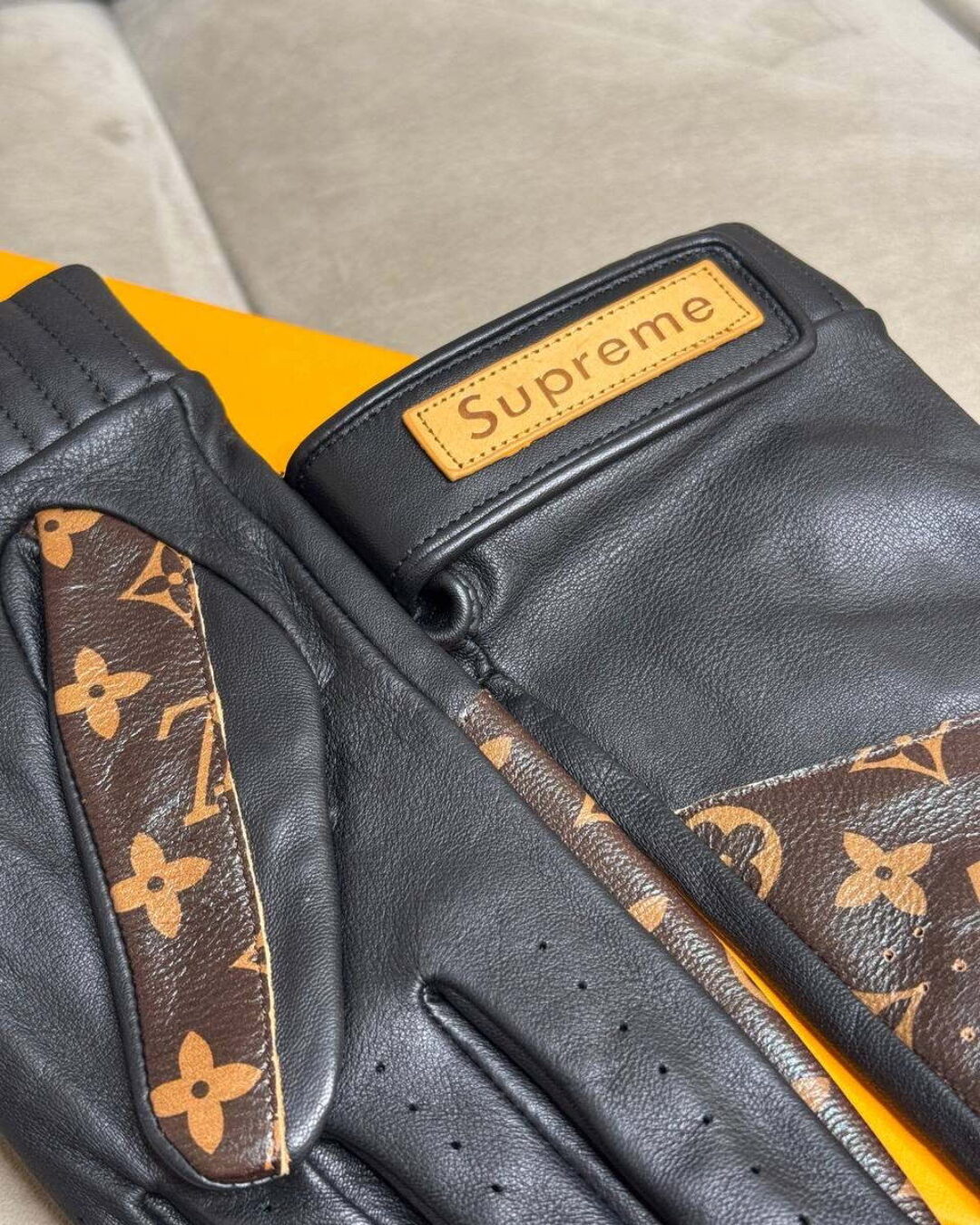 Перчатки Louis Vuitton x Supreme