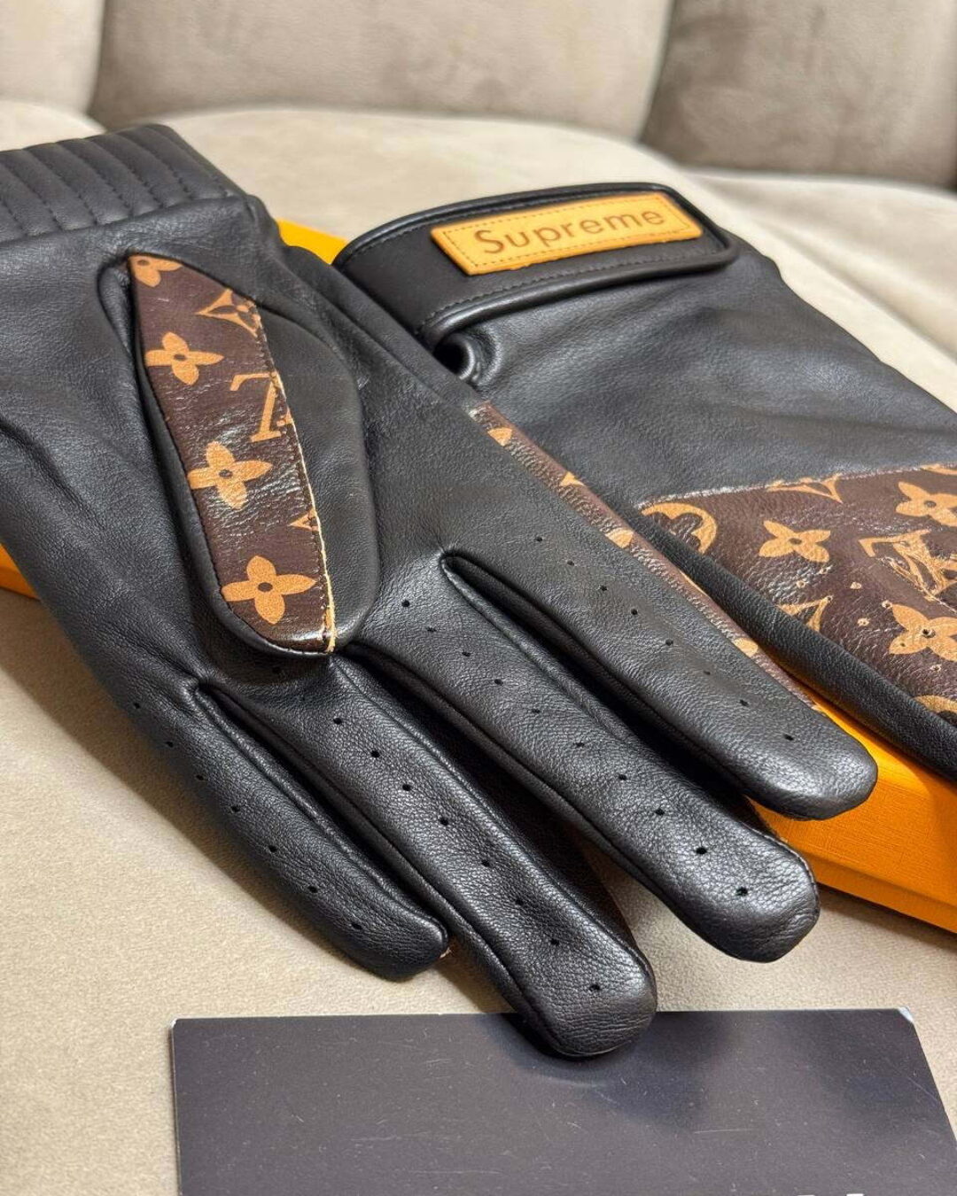 Перчатки Louis Vuitton x Supreme