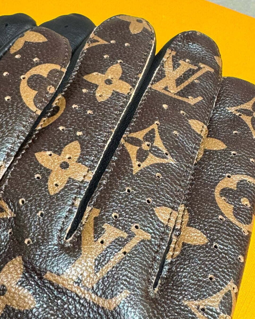 Перчатки Louis Vuitton x Supreme