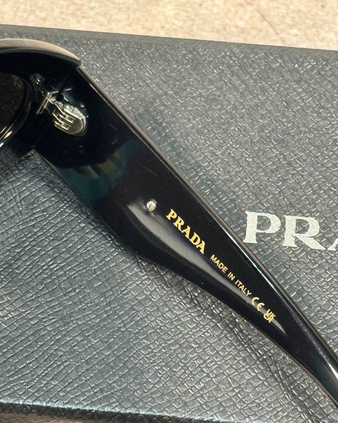 Очки Prada