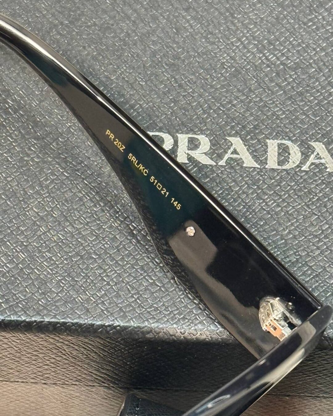 Очки Prada