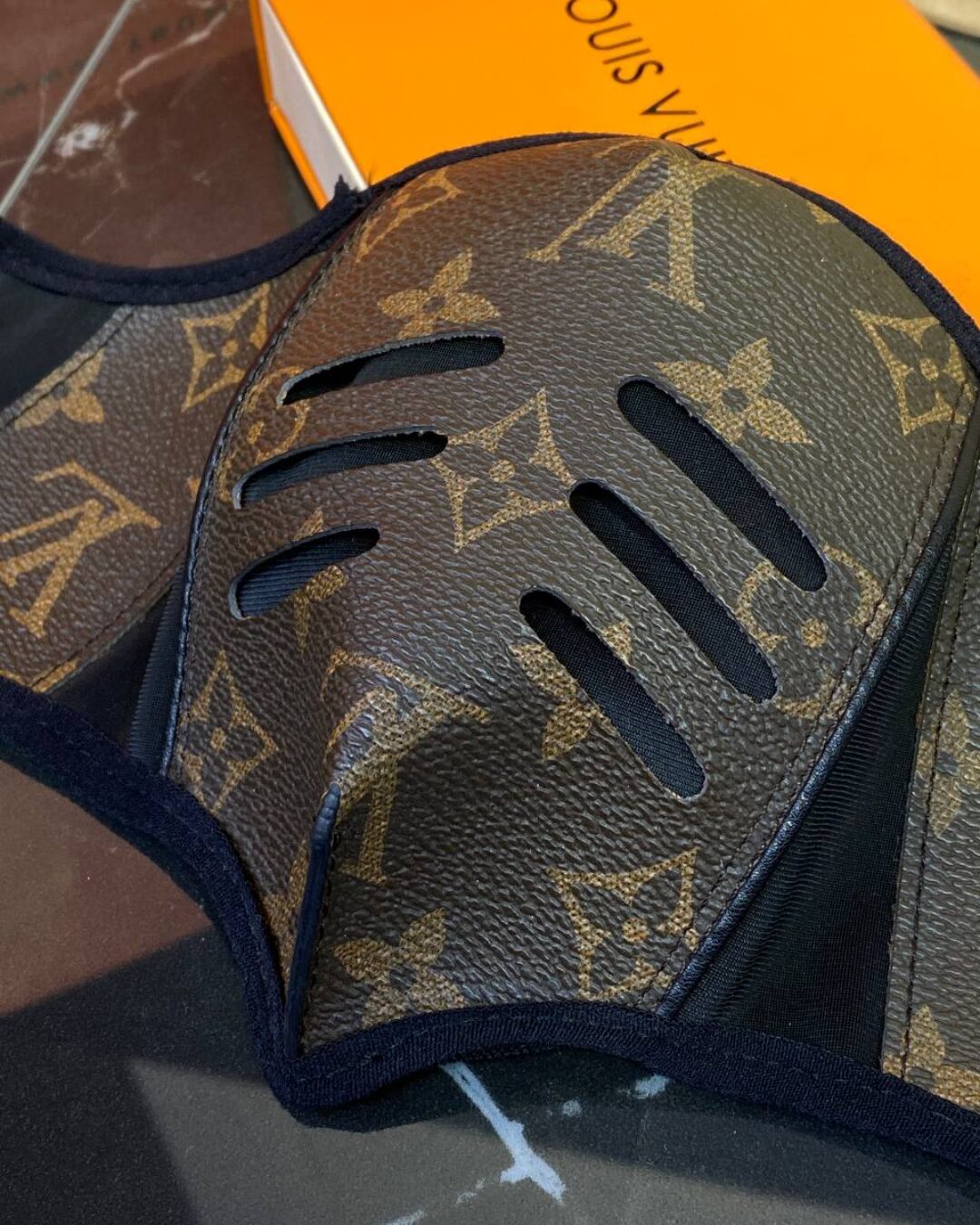 Маска Louis Vuitton