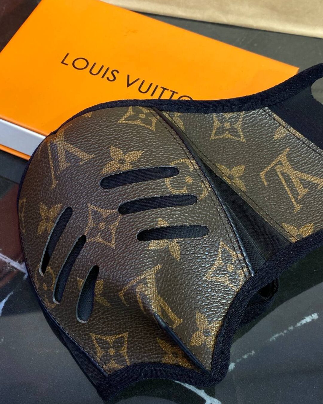 Маска Louis Vuitton