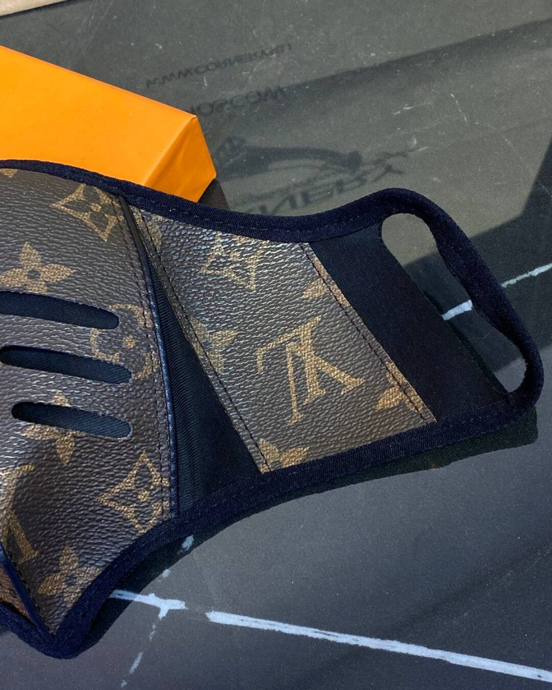Маска Louis Vuitton