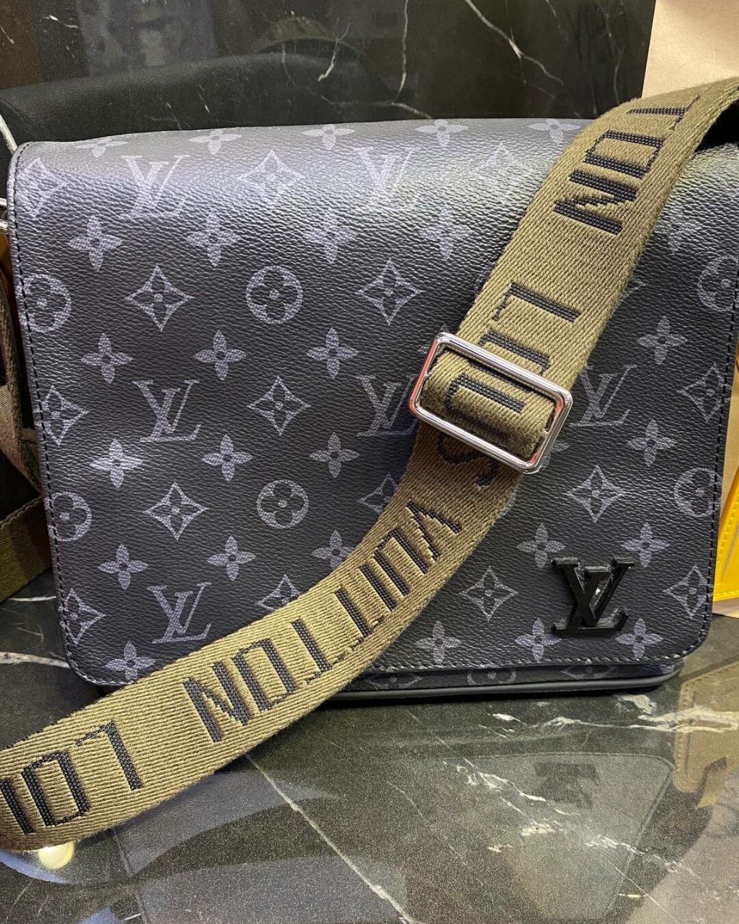 Сумка Louis Vuitton District PM