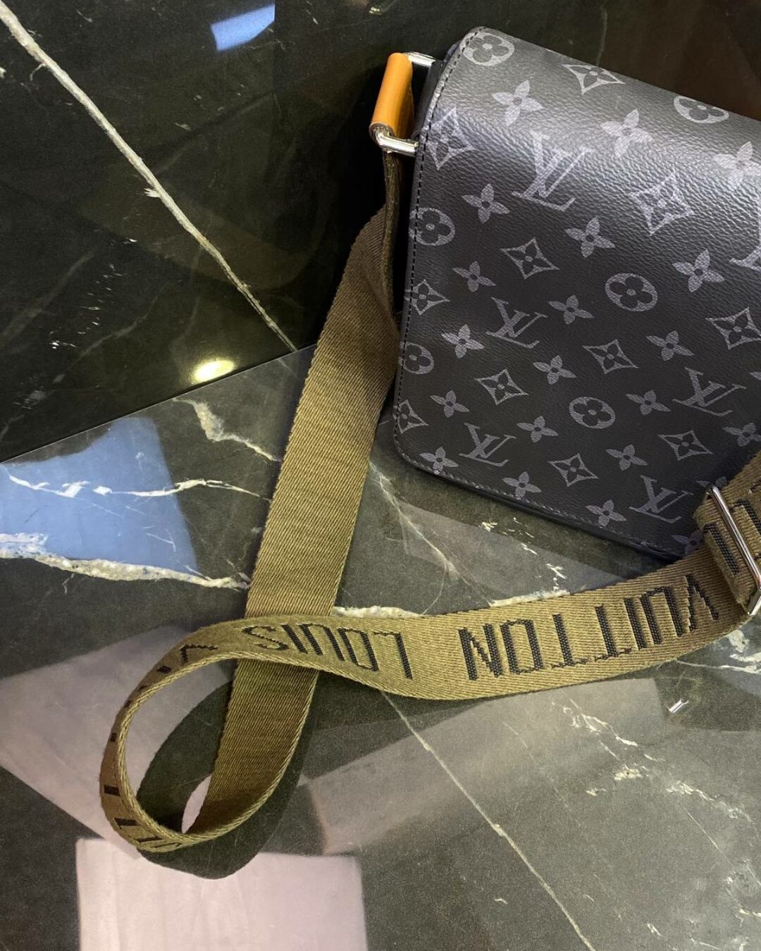 Сумка Louis Vuitton District PM