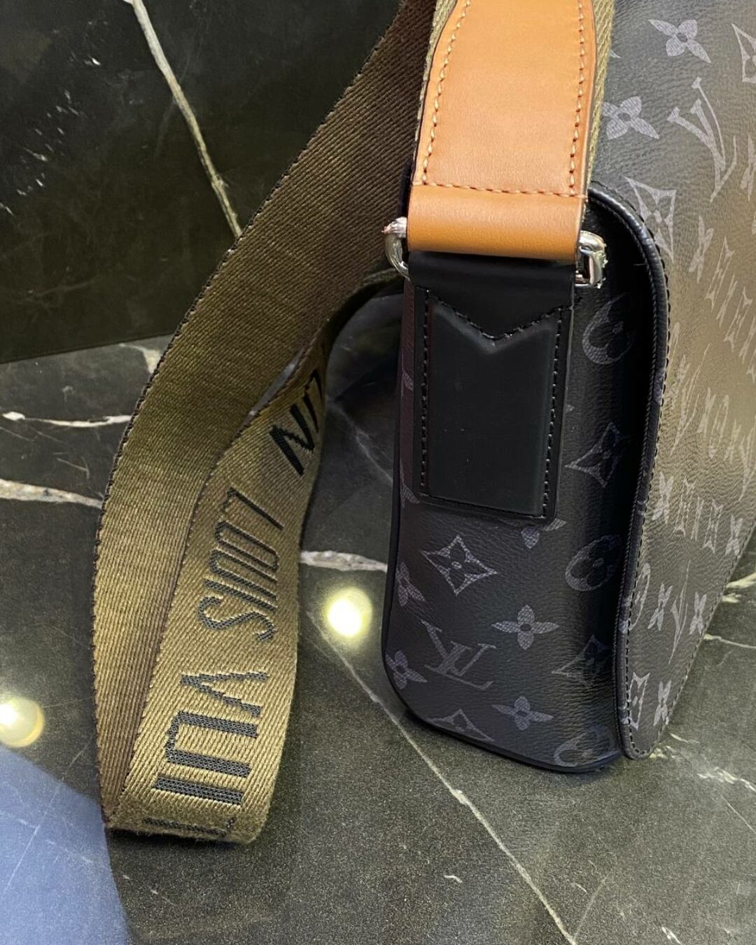 Сумка Louis Vuitton District PM