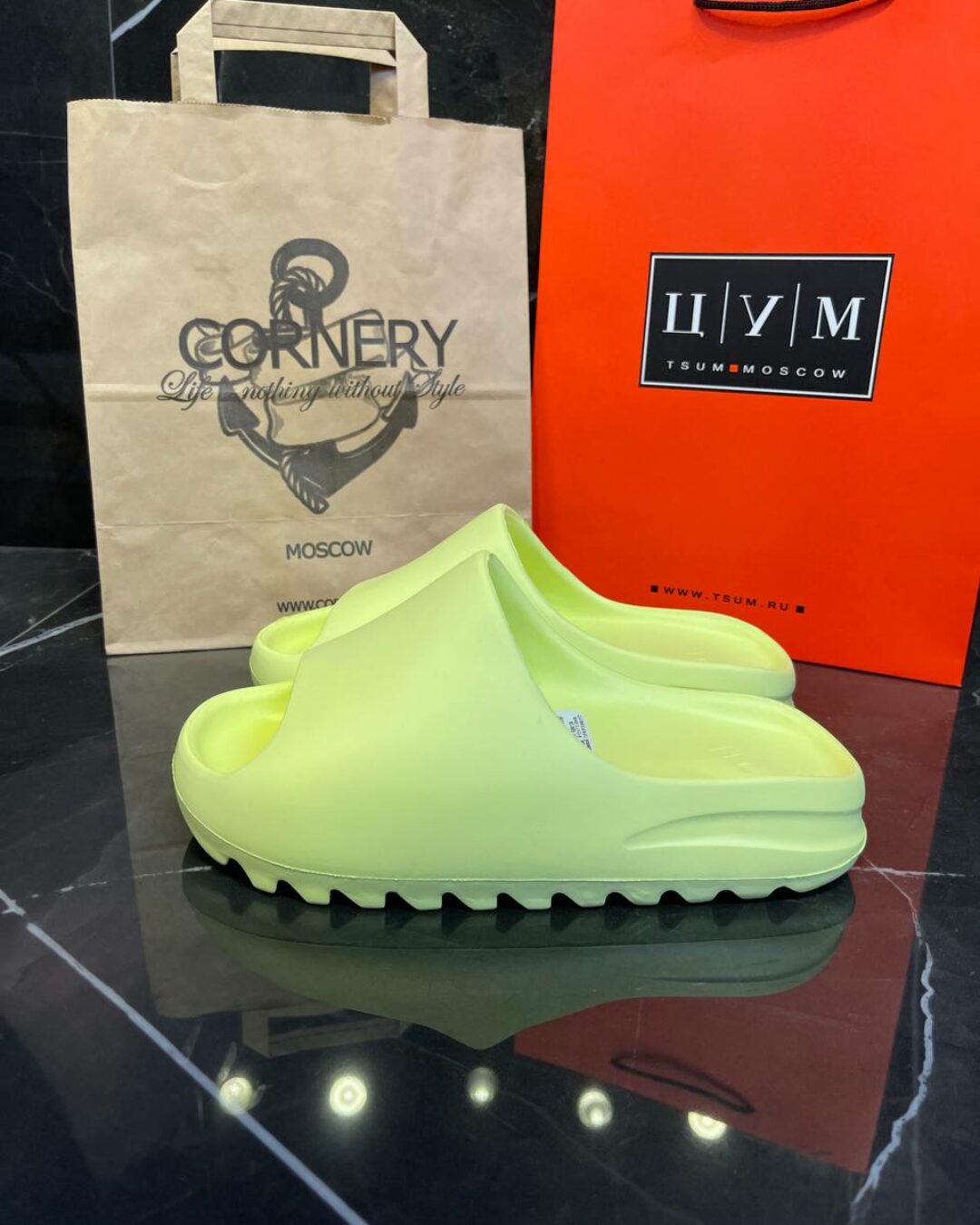 Yeezy Slide "Glow Green"