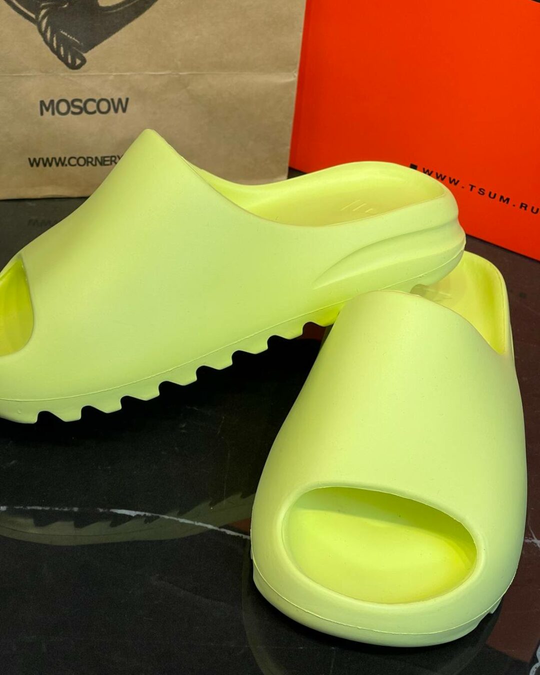 Yeezy Slide "Glow Green"