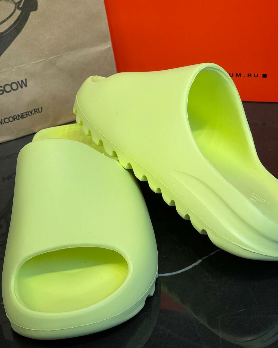 Yeezy Slide "Glow Green"