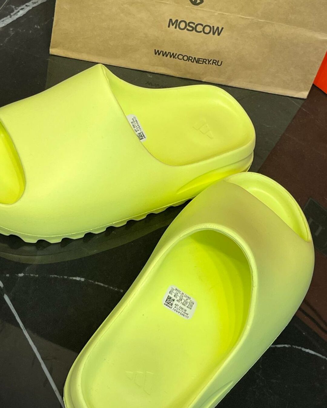 Yeezy Slide "Glow Green"