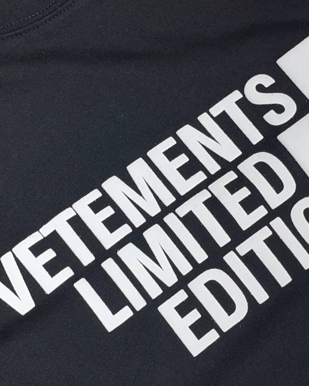 Футболка Vetements TNF Logo — фото 4