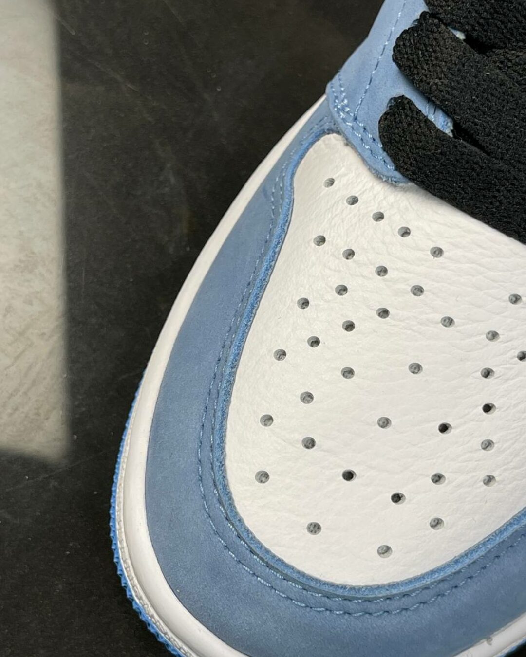 Кроссовки Jordan 1 Retro High White University Blue Black