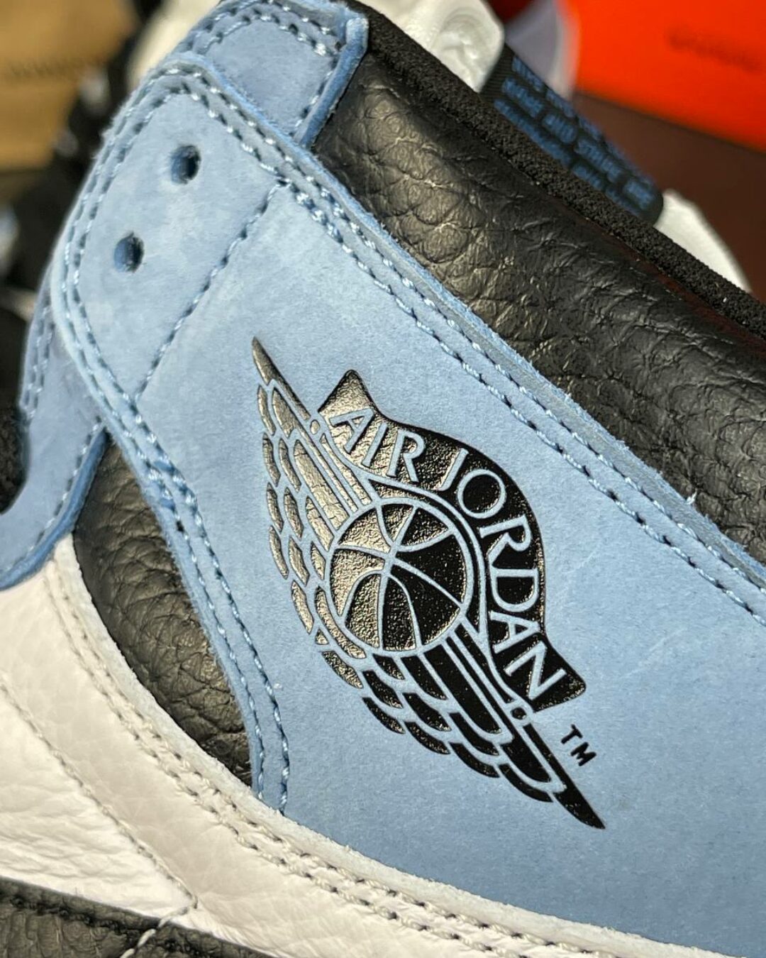 Кроссовки Jordan 1 Retro High White University Blue Black