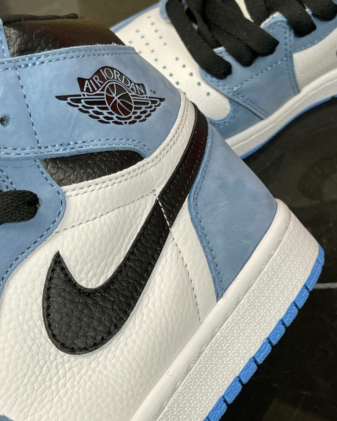 Кроссовки Jordan 1 Retro High White University Blue Black
