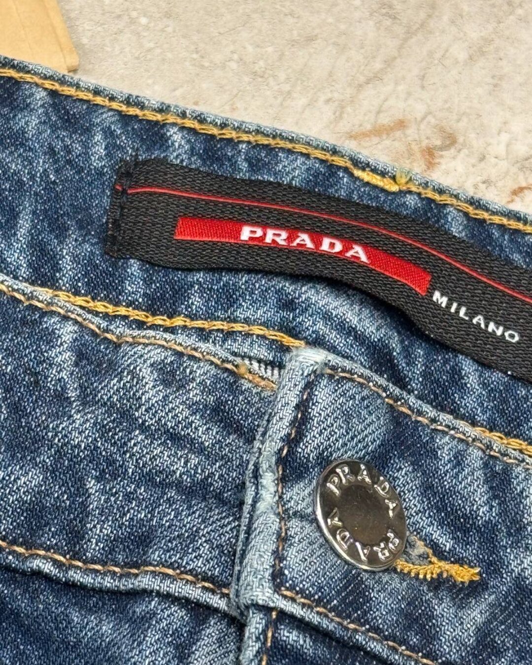 Джинсы Prada