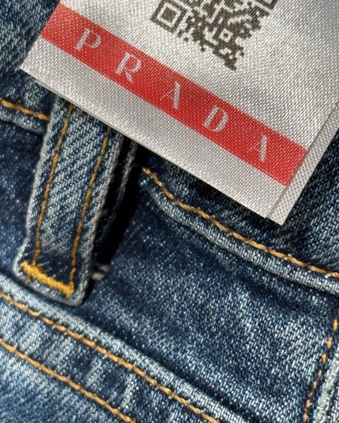 Джинсы Prada