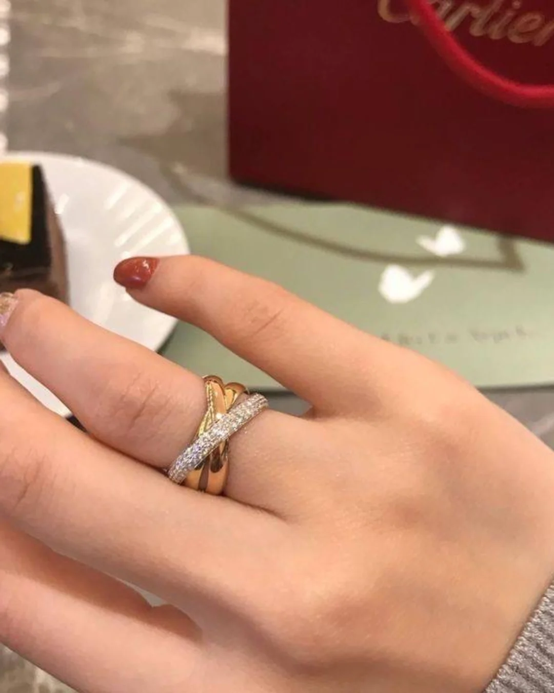 Кольцо Cartier Trinity Камни