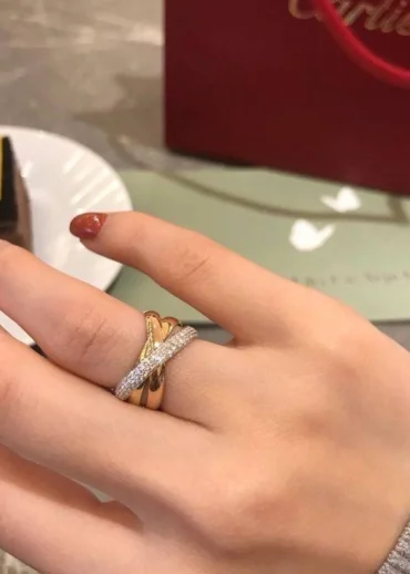 Кольцо Cartier Trinity Камни