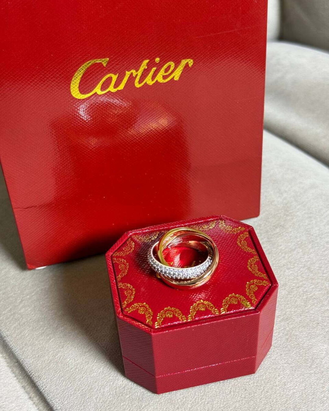 Кольцо Cartier Trinity Камни
