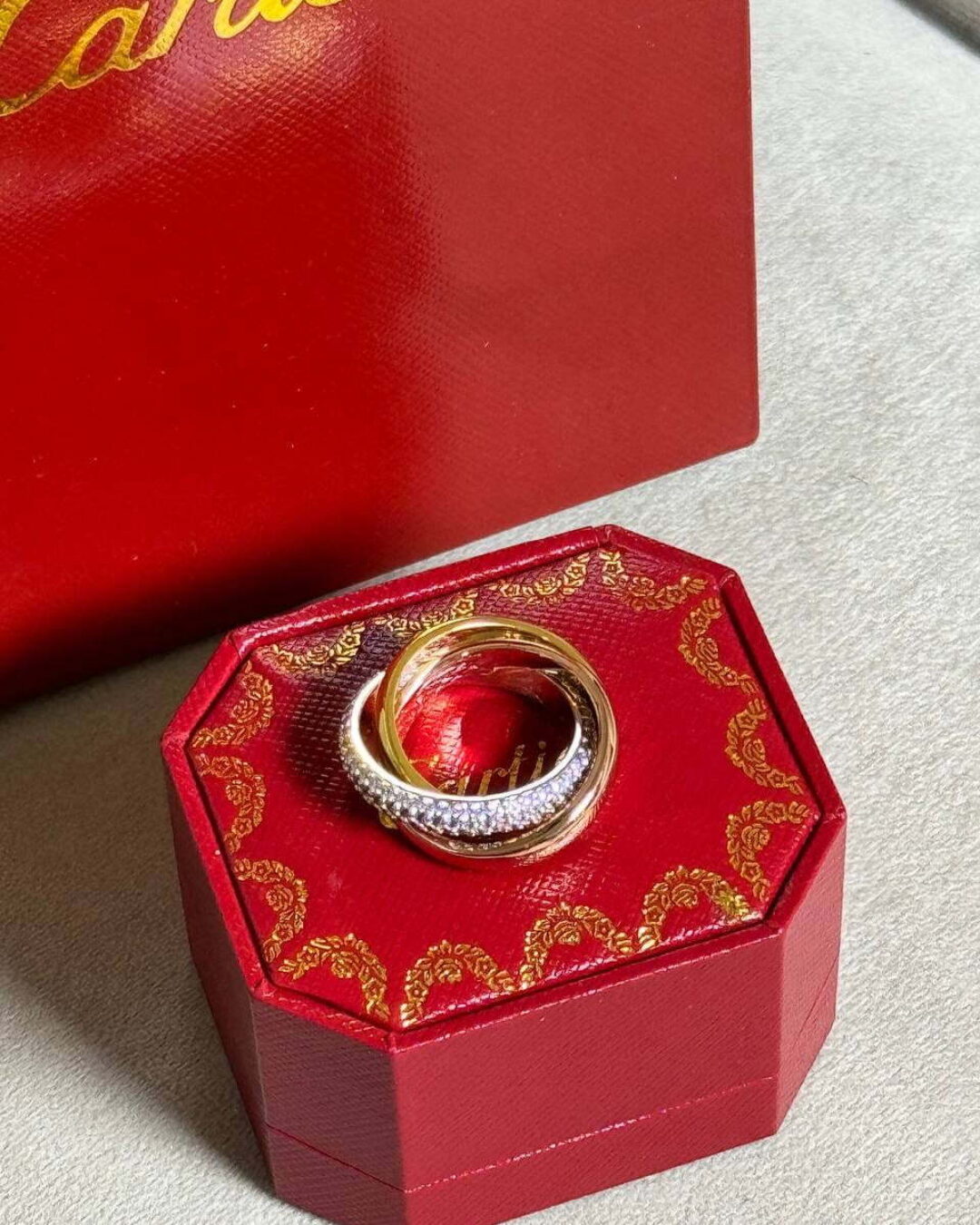 Кольцо Cartier Trinity Камни