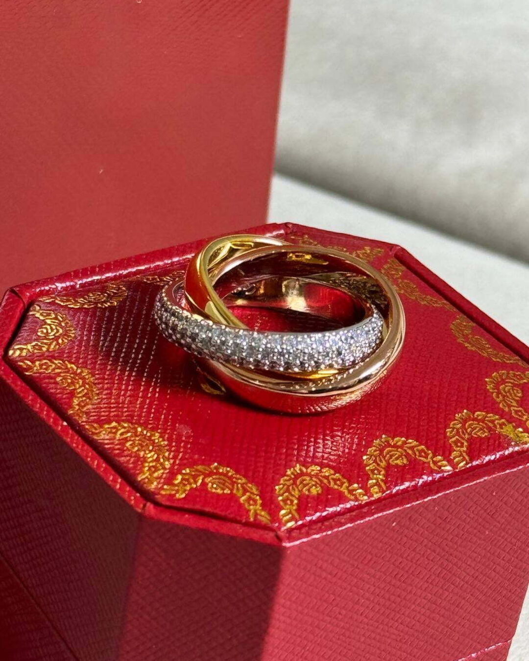 Кольцо Cartier Trinity Камни