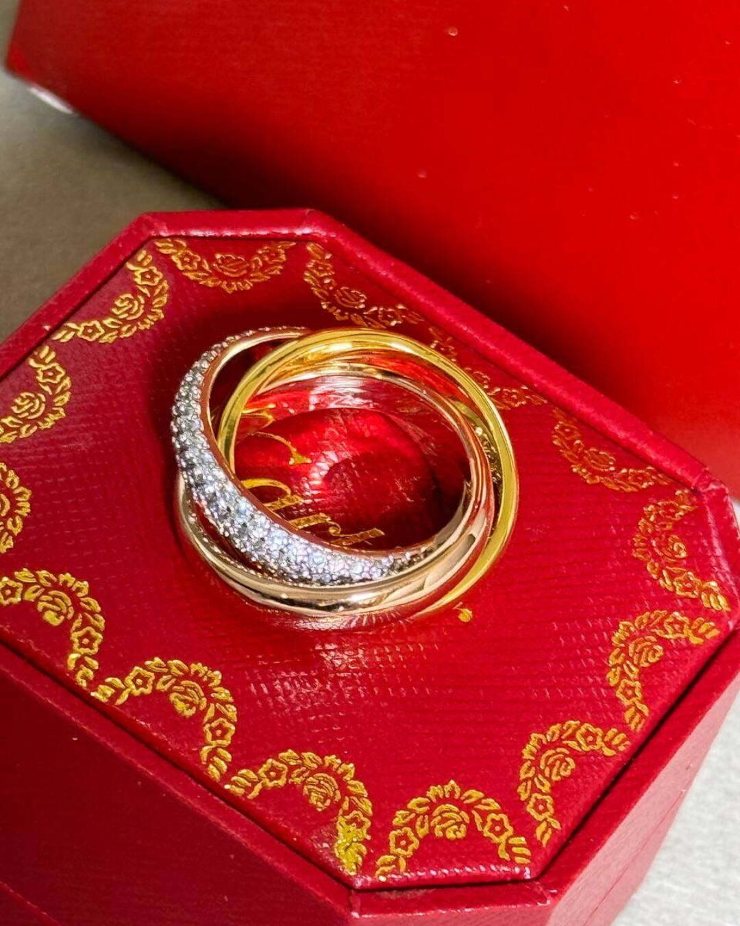 Кольцо Cartier Trinity Камни