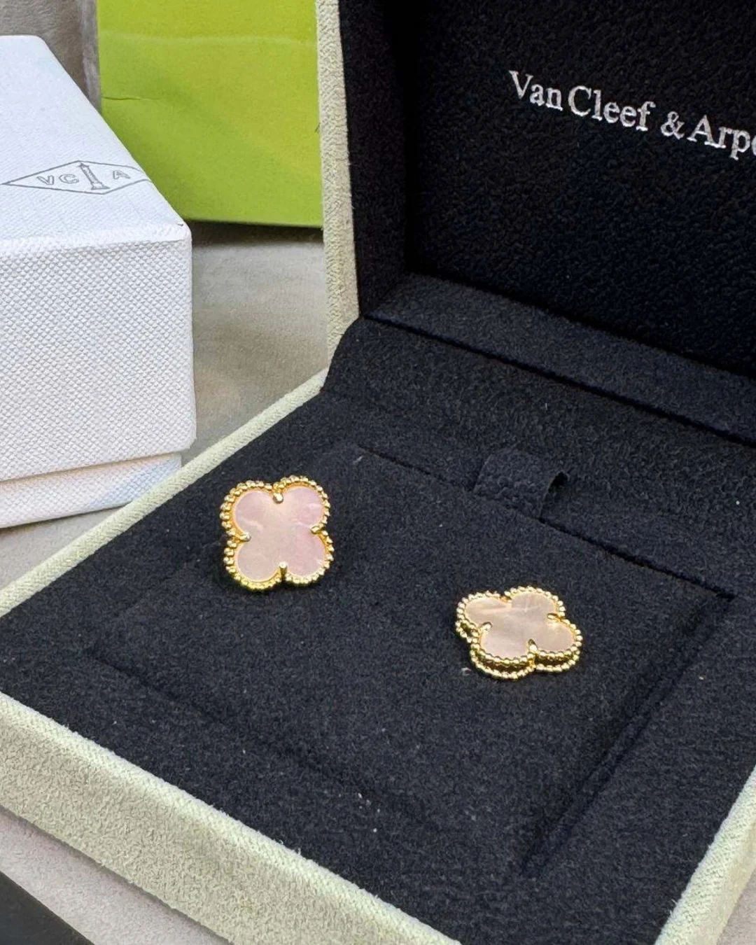 Серьги Van Cleef & Arpels Vintage Alhambra (Rose gold/White) — фото 7