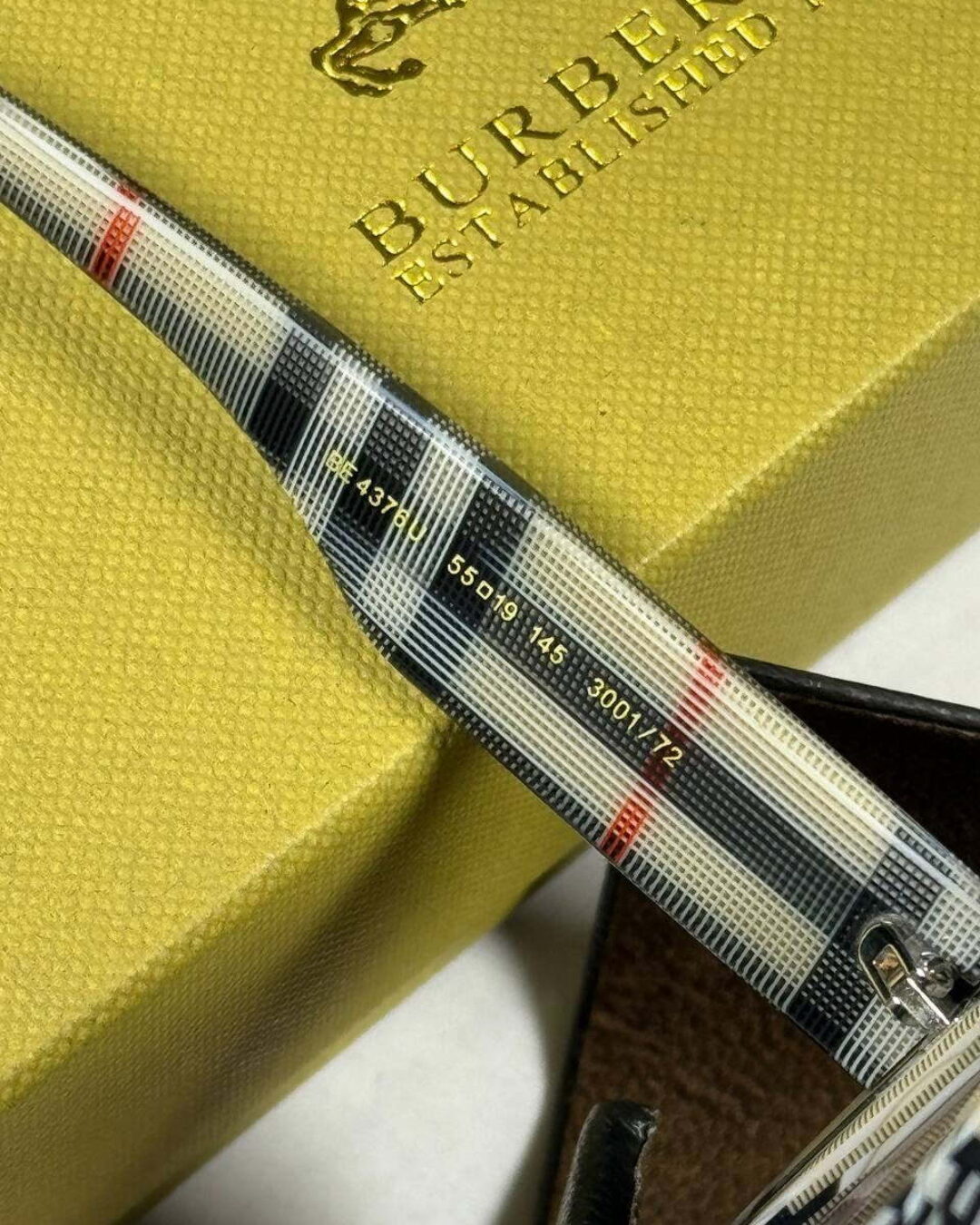 Очки Burberry