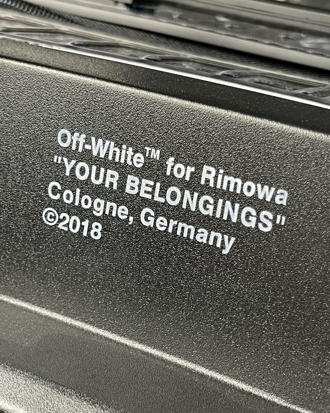 Чемодан Off-White