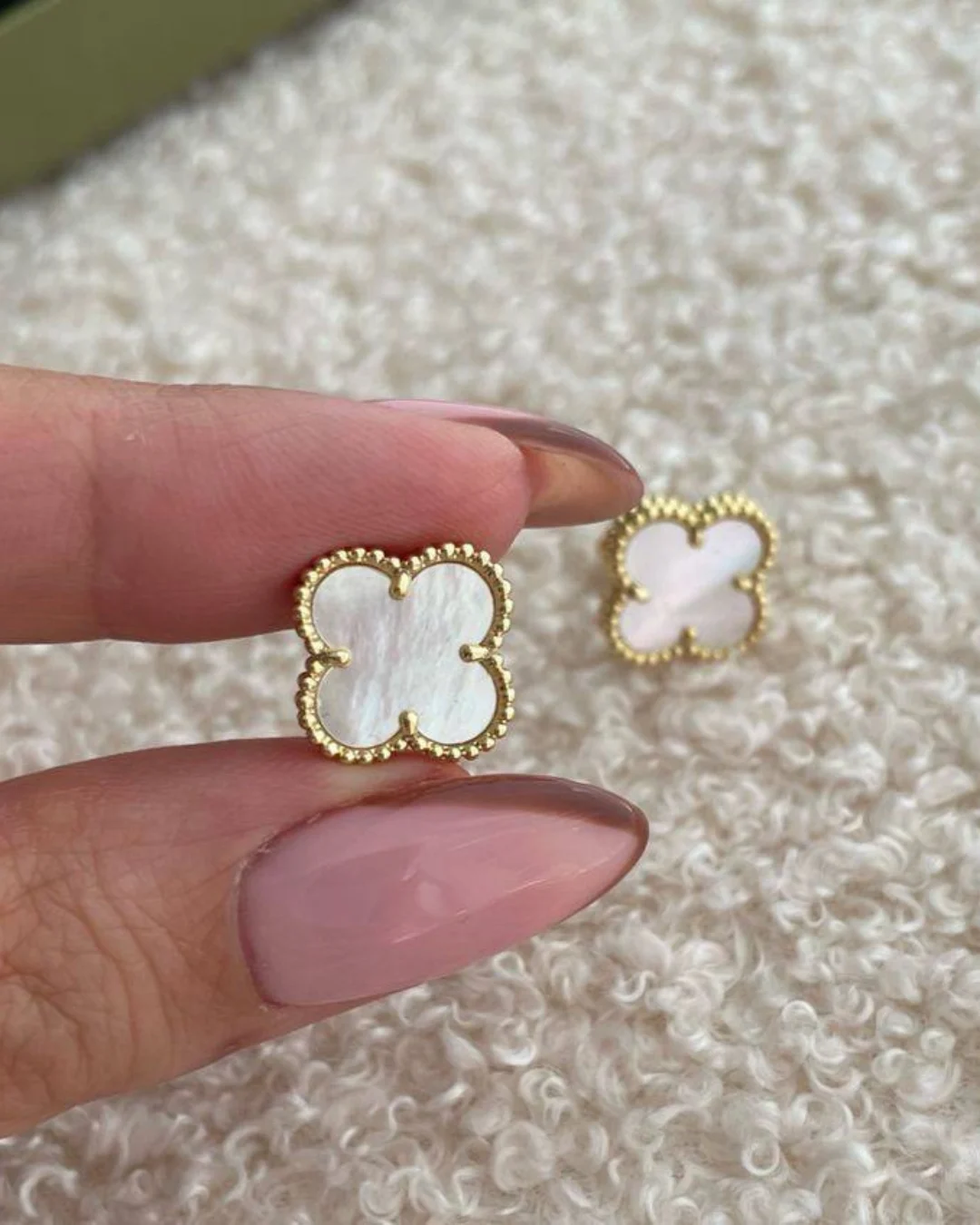 Серьги Van Cleef & Arpels Vintage Alhambra (Rose gold/White) — фото 2