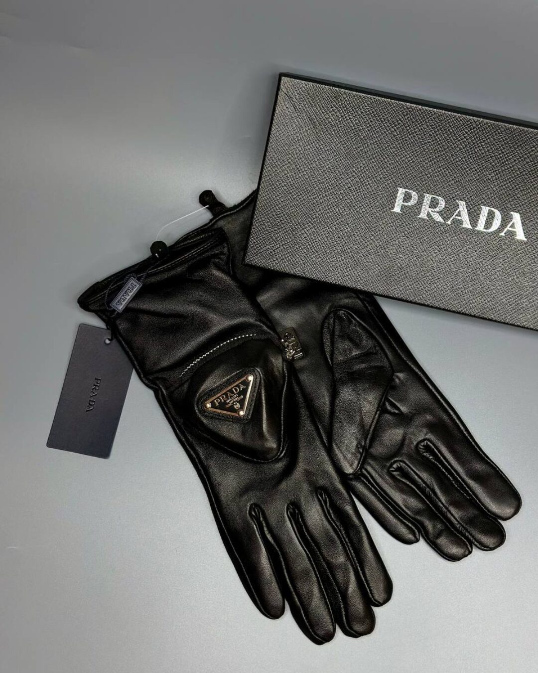 Перчатки Prada