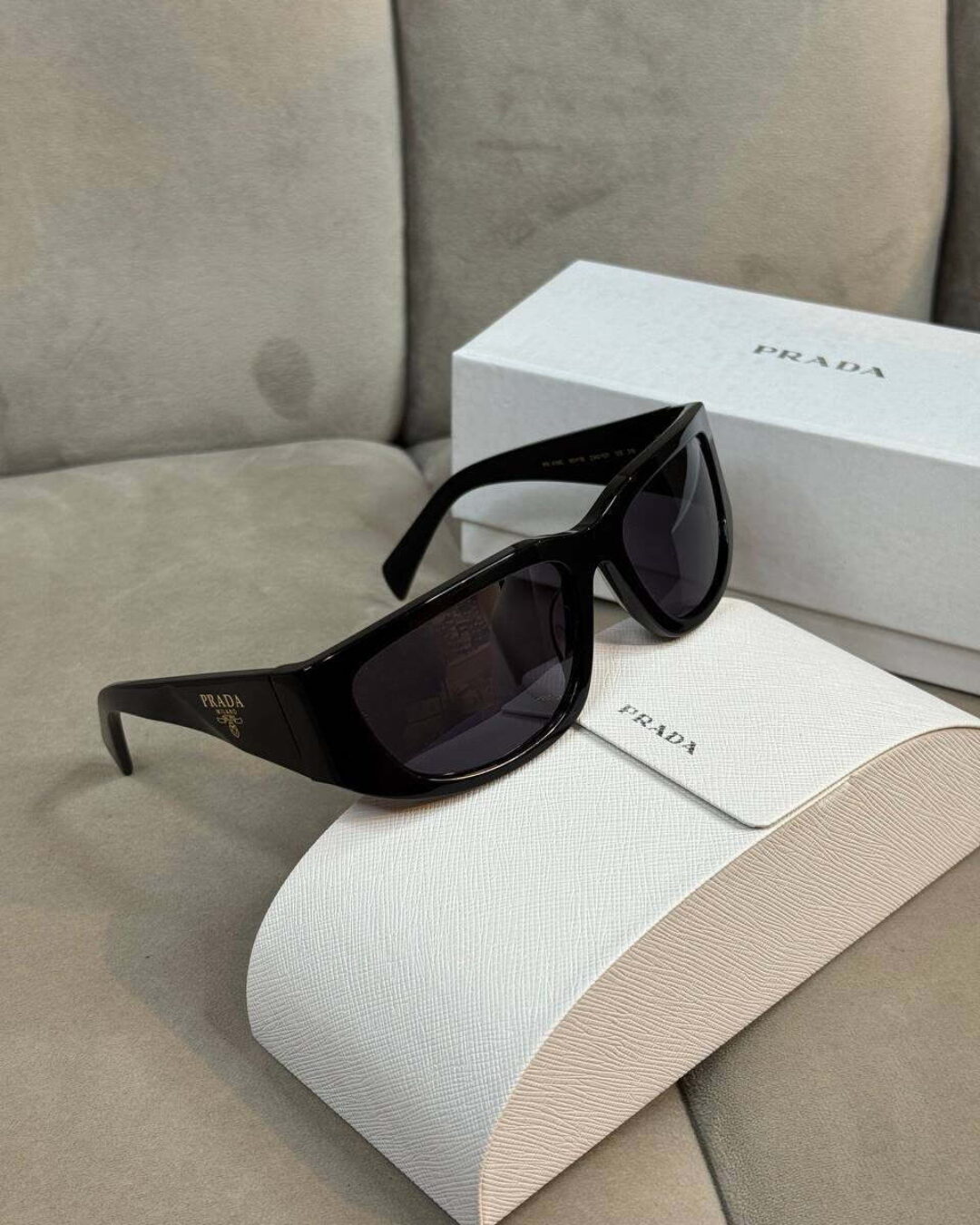 Очки Prada