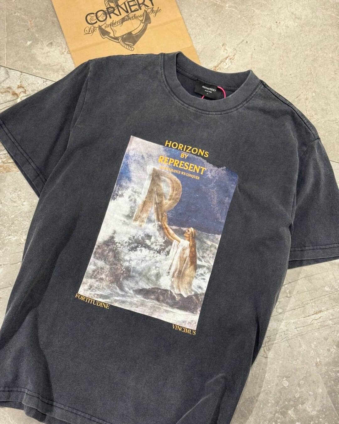 Футболка Represent