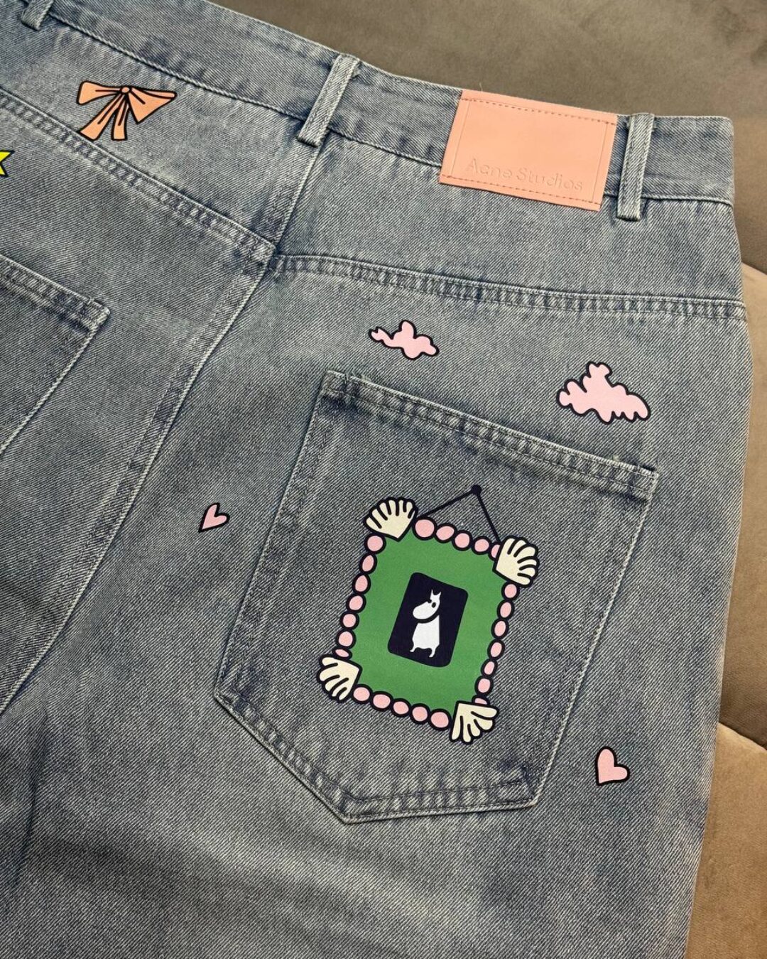 Джинсы Acne x Moomin