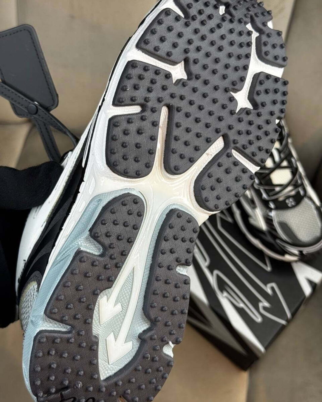 Кроссовки Off White