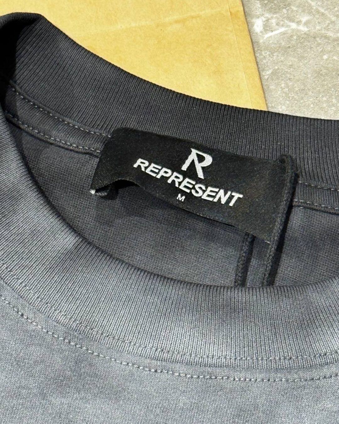 Футболка Represent