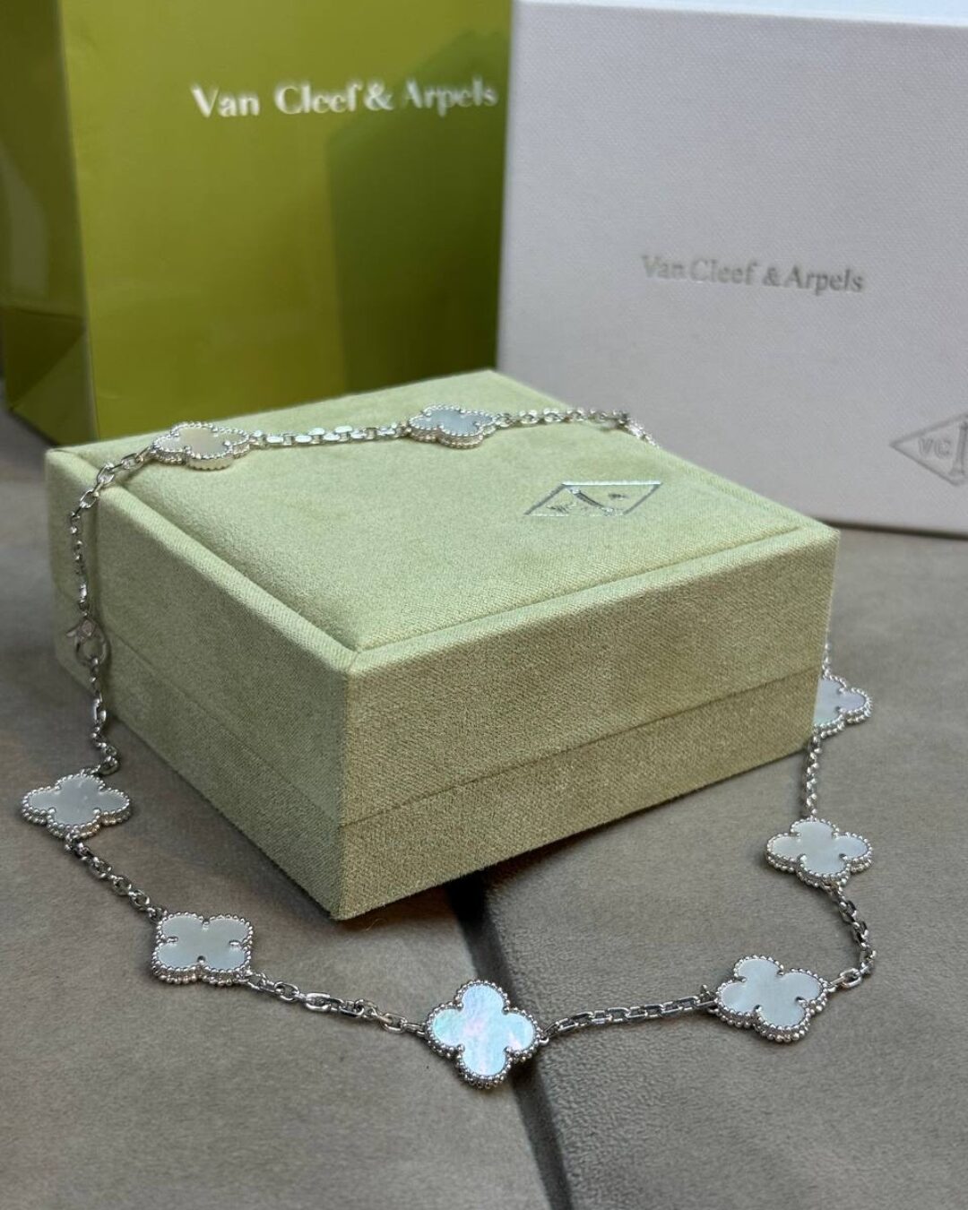 Колье Van Cleef & Arpels Vintage Alhambra (Silver/Reflective/Poly)