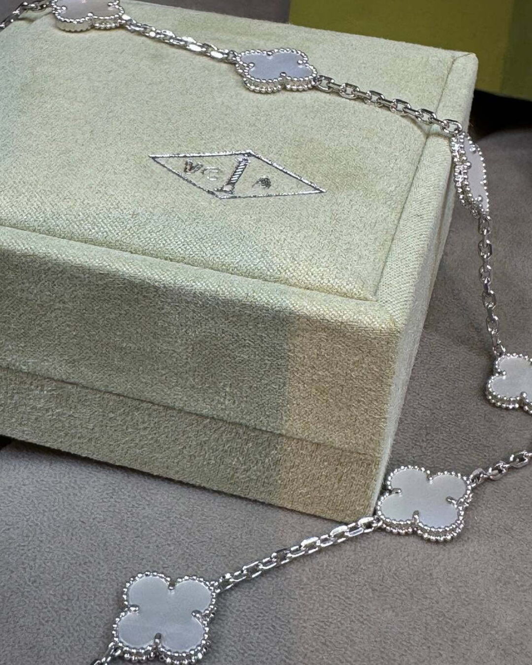 Колье Van Cleef & Arpels Vintage Alhambra (Silver/Reflective/Poly)