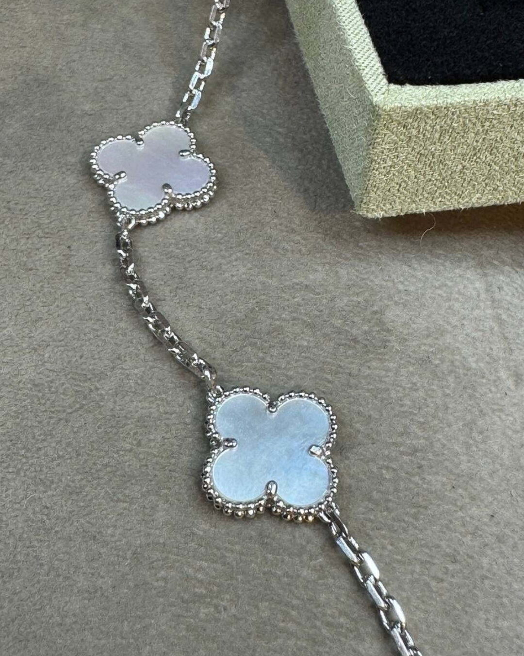 Колье Van Cleef & Arpels Vintage Alhambra (Silver/Reflective/Poly)