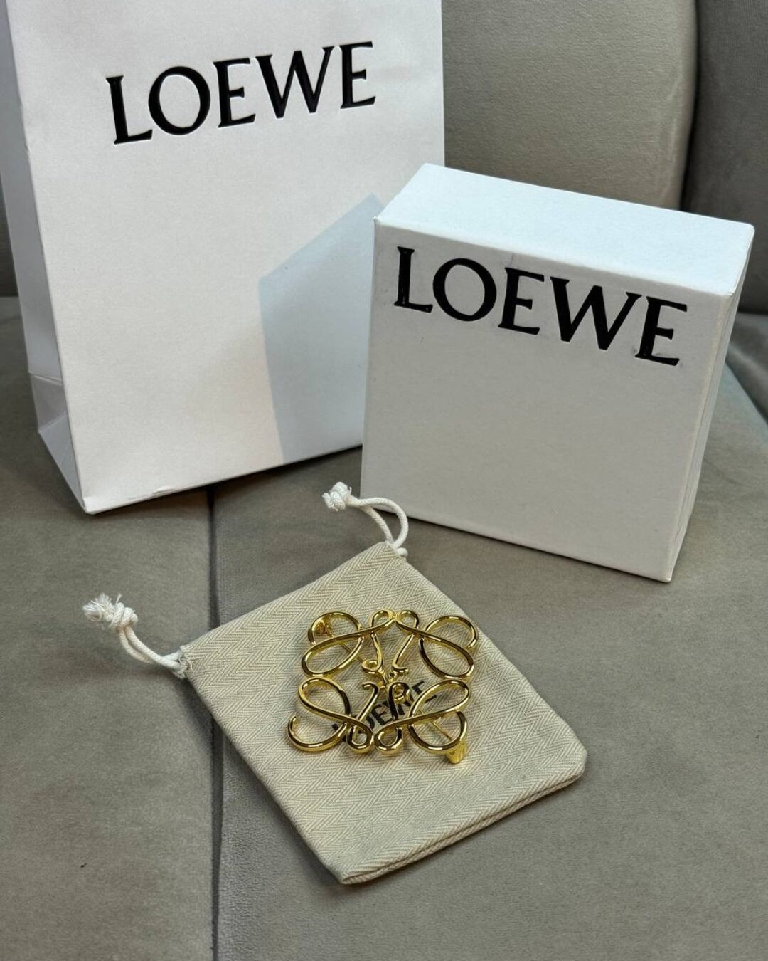 Брошь Loewe