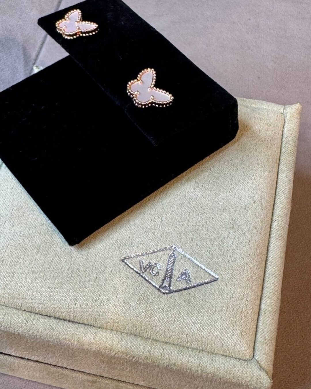 Серьги Van Cleef & Arpels Vintage Alhambra (Gold/White)